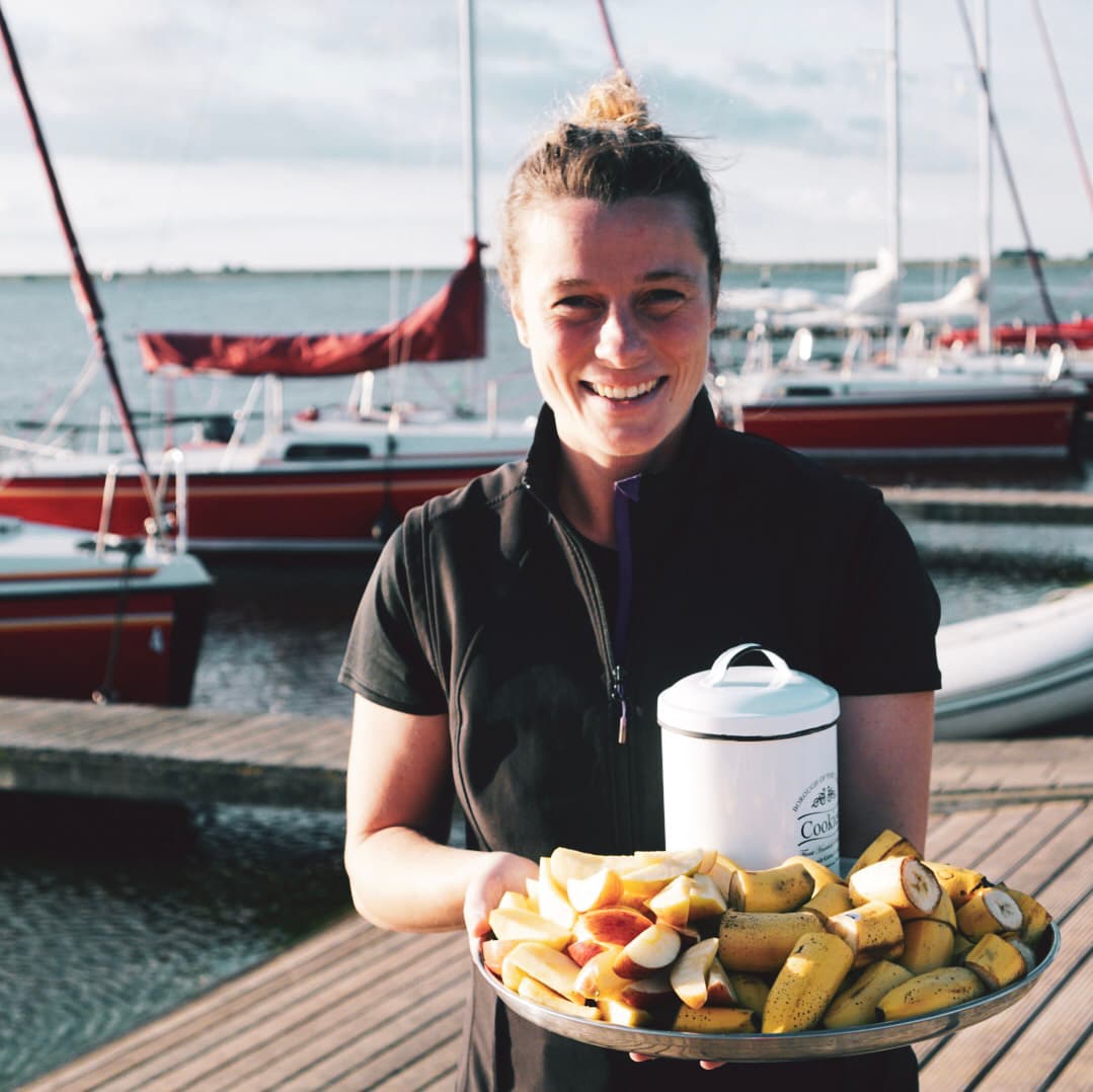 Personal Trainer mit gesunden Snacks nach dem Workout