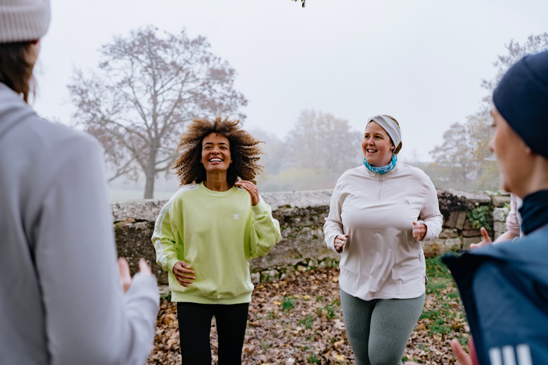 Frauen beim Aufwärmprogramm in herbstlicher Landschaft