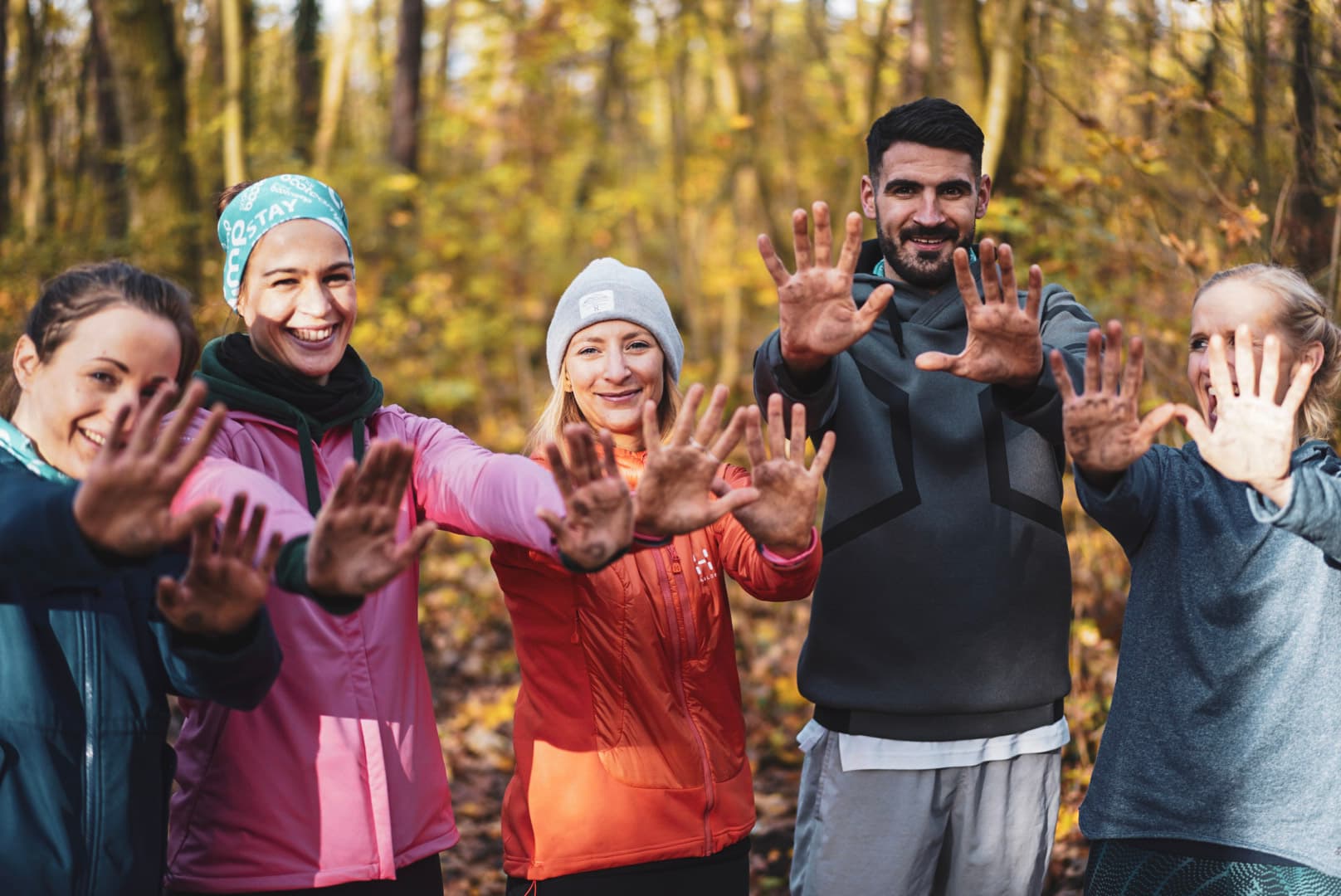 Fünf Bootcamp Teilnehmende zeigen ihre Hände nach einem erfolgreichen Training