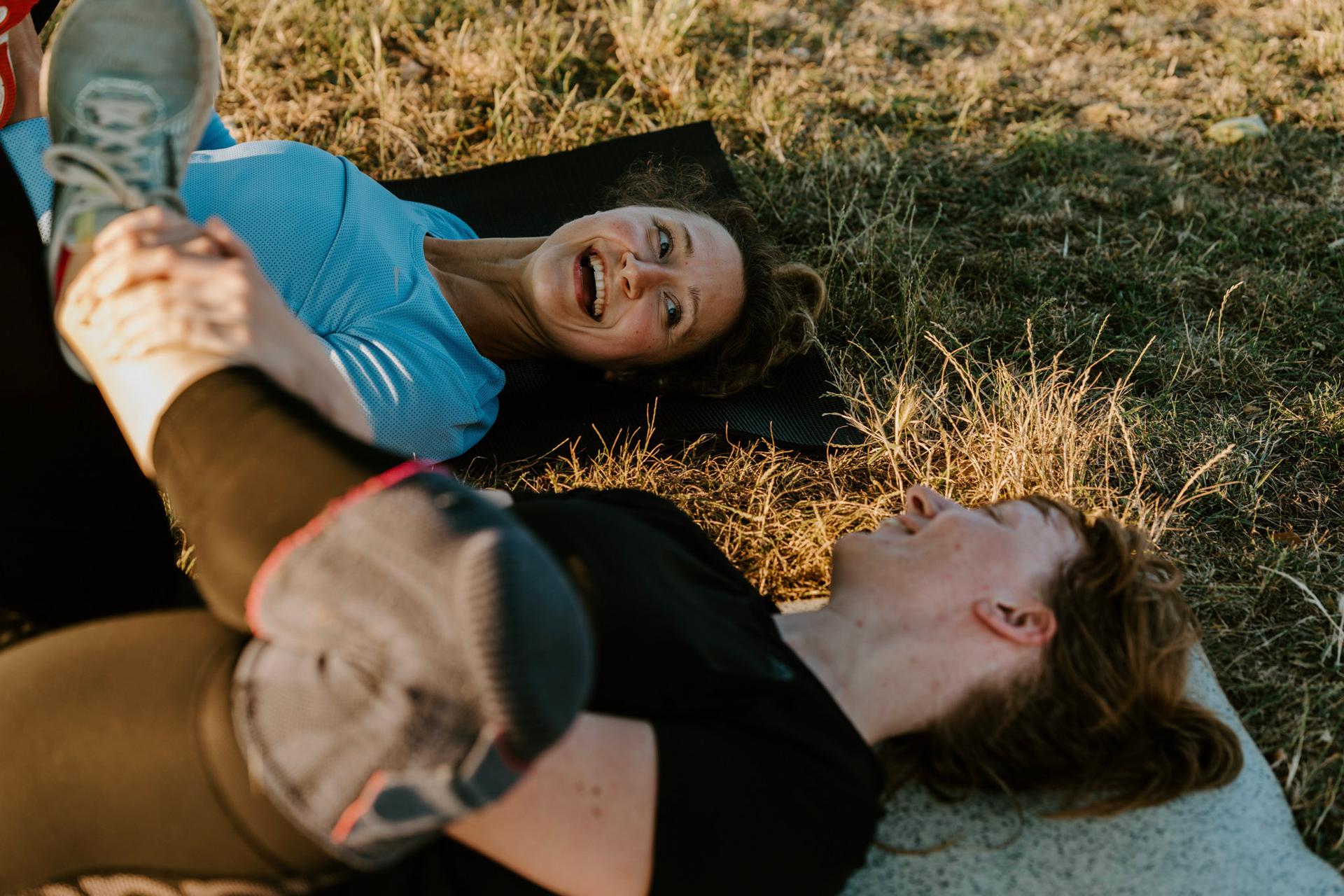 Frauen lachen beim gemeinsamen Women Only Bootcamp 