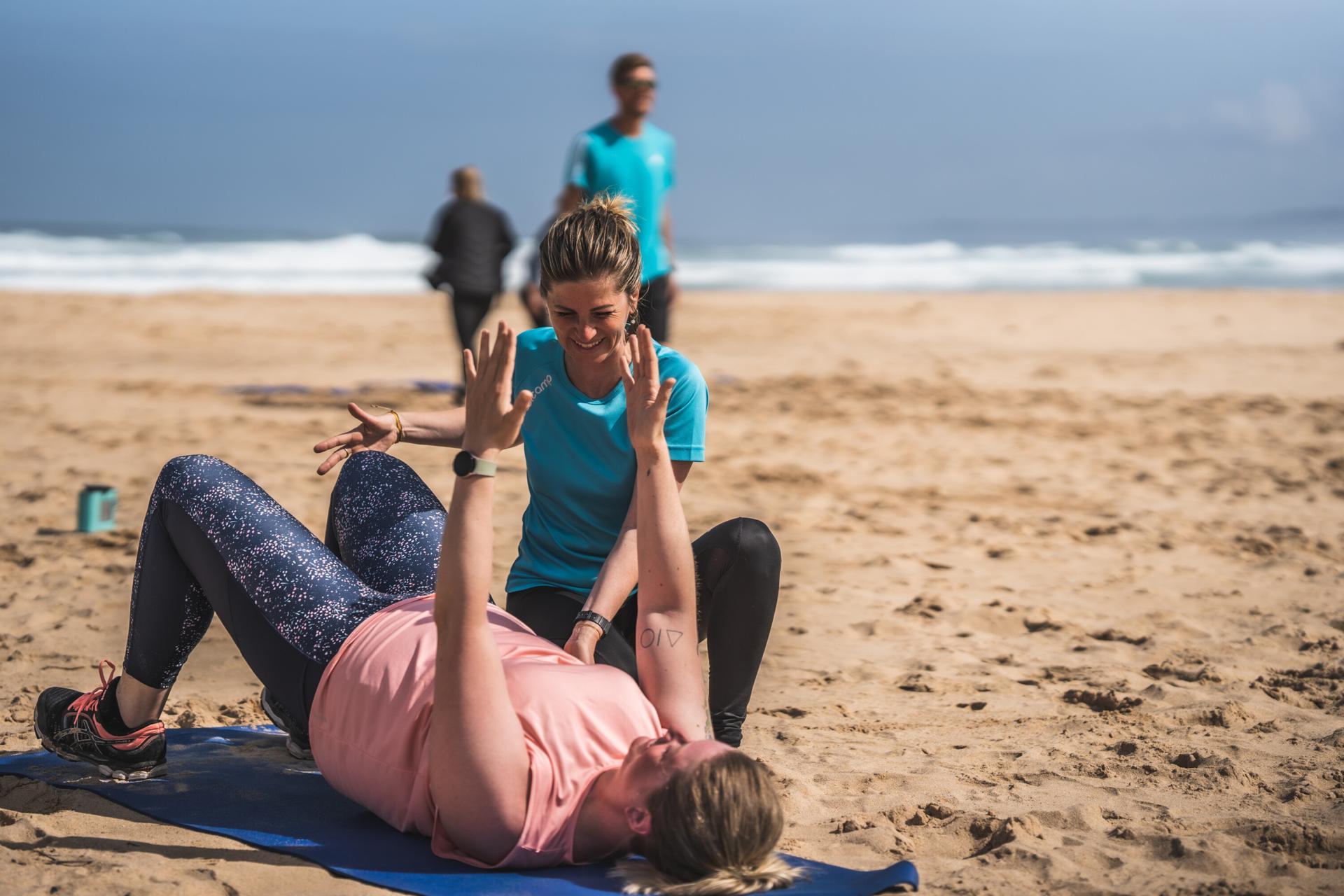 Fitness-Workout am Strand in Portugal