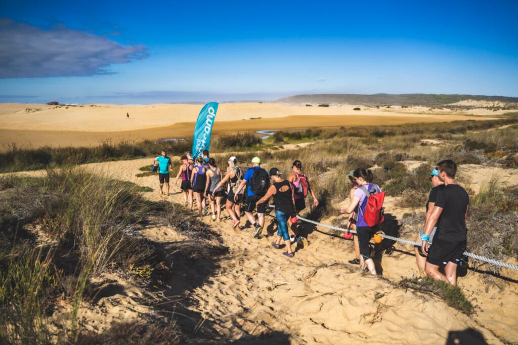 Portugal-Reise-Teilnehmer auf dem Weg zum Strand