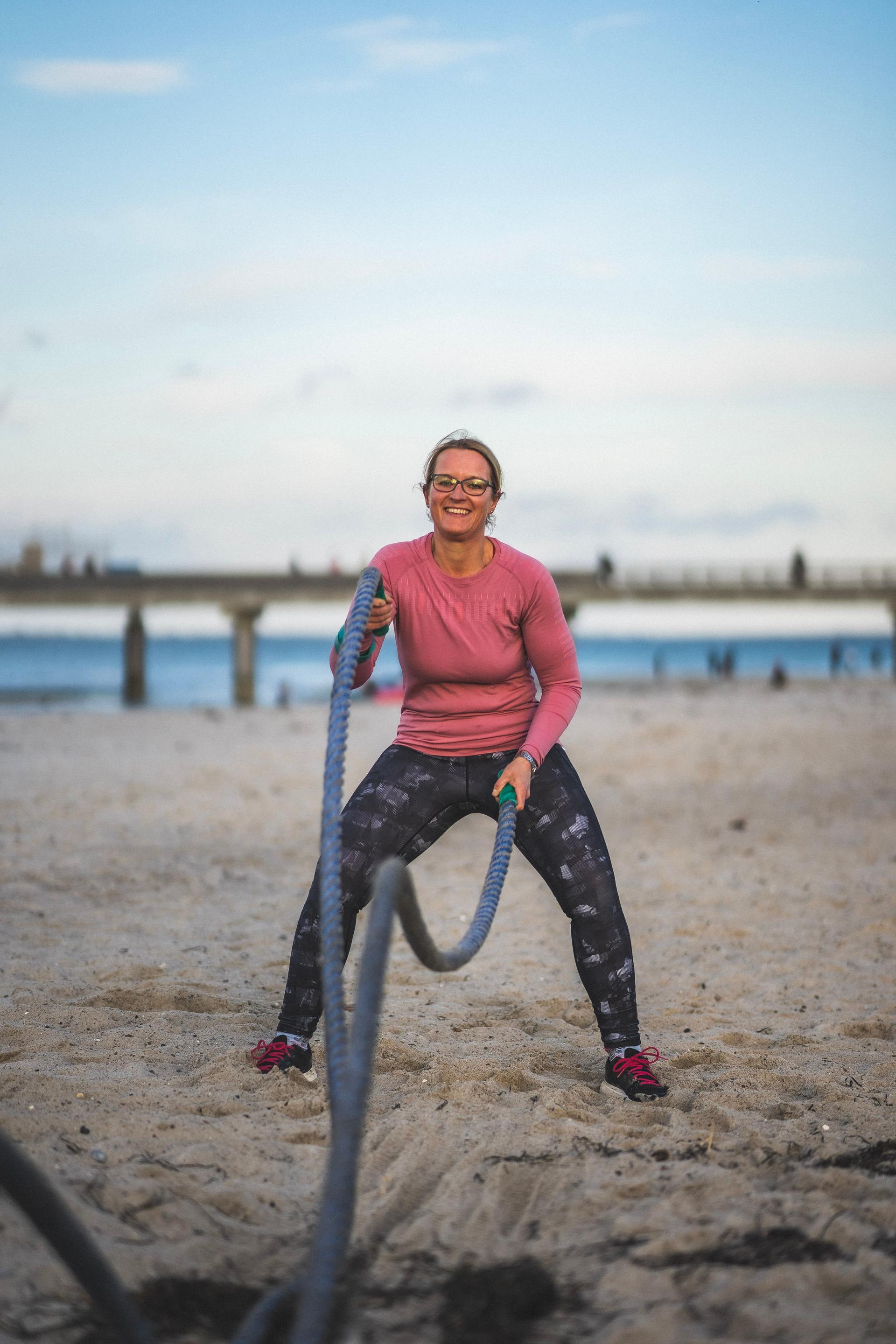 Teilnehmerin am Fitness Bootcamp in Heiligenhafen an den Ropes