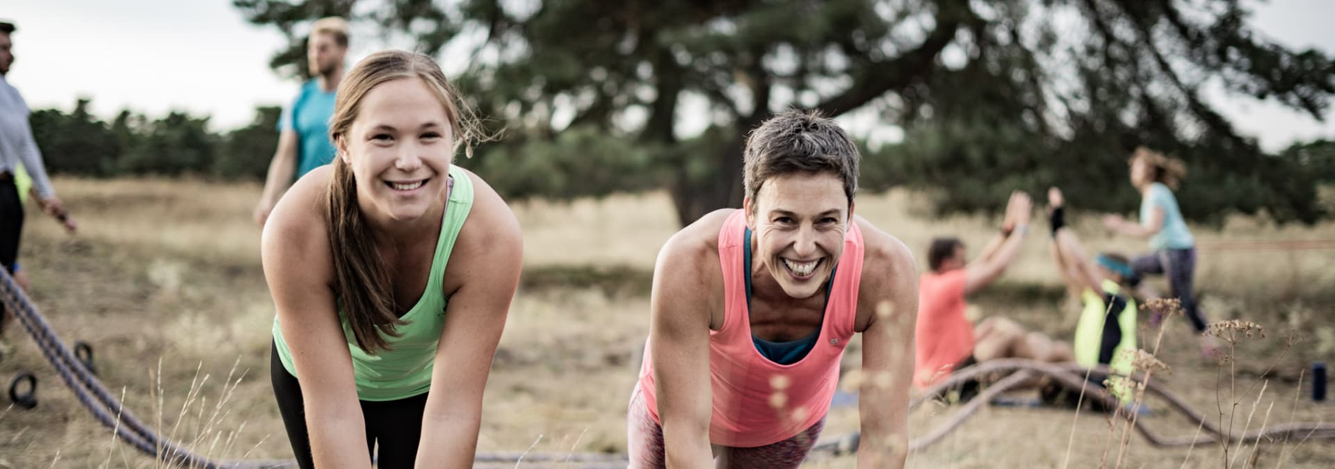 Zwei Kundinnen haben Spaß bei Outdoor Fitness von Original Bootcamp