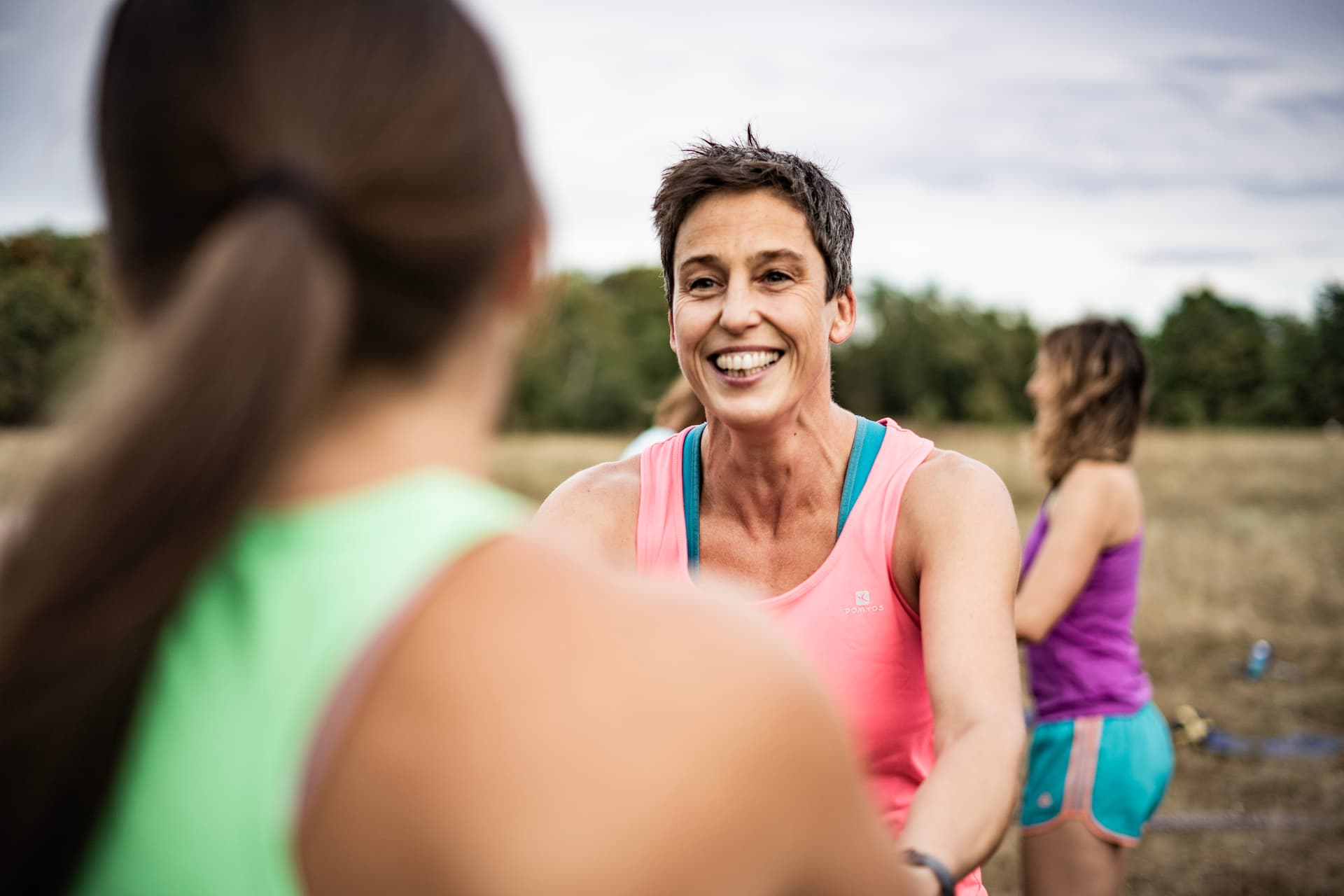 Zwei Kundinnen stehen sich gegenüber und haben Spaß am Training