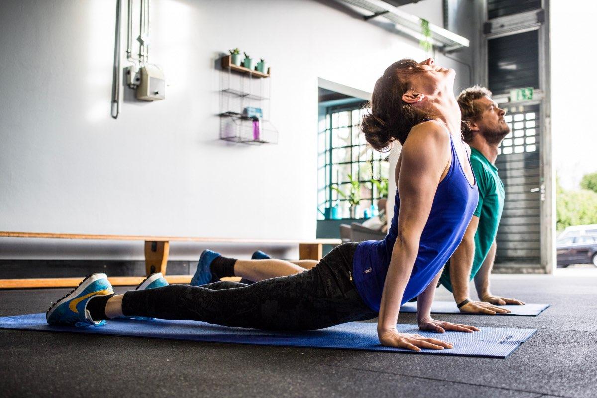 Frau und Mann machen gemeinsam Yoga