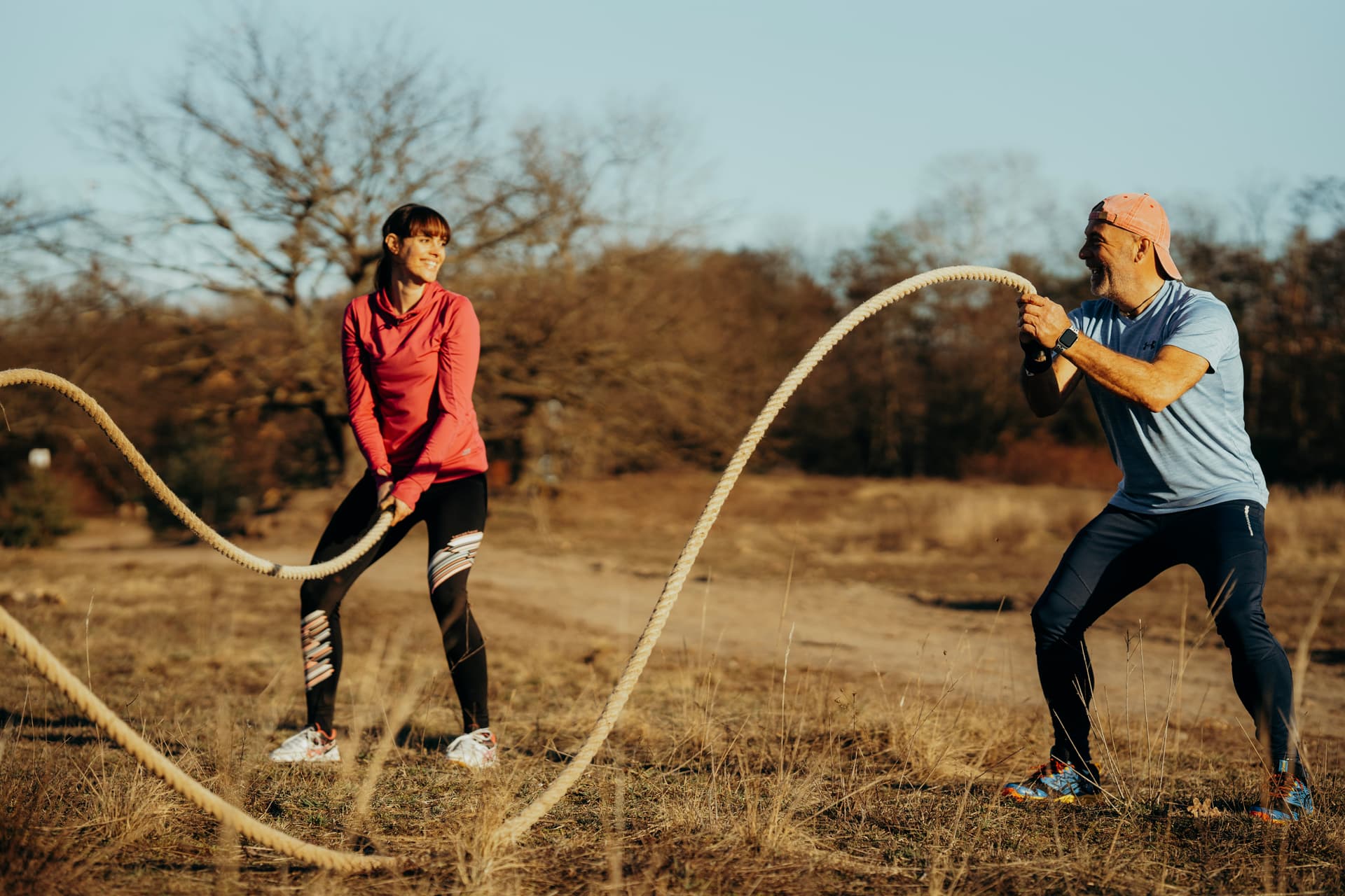 Zwei Booties mit einer Battle Rope