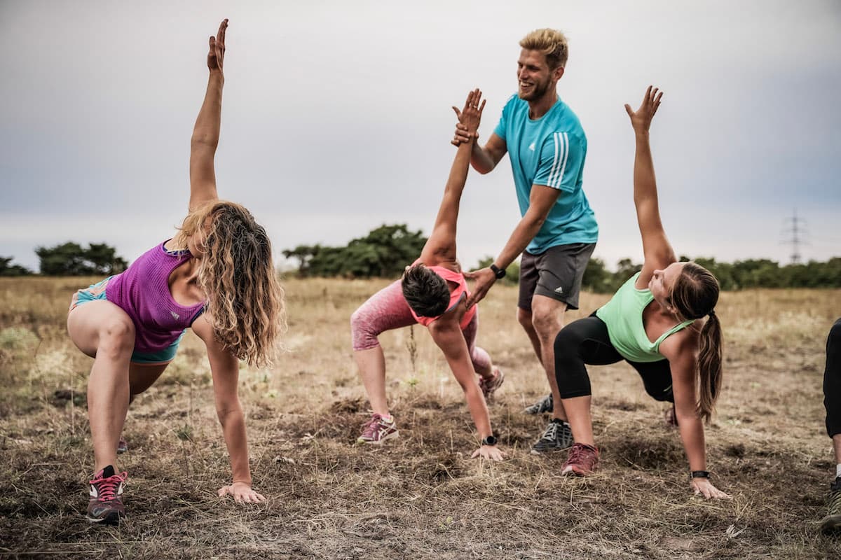 Trainer korrigiert Haltung eines Bootie