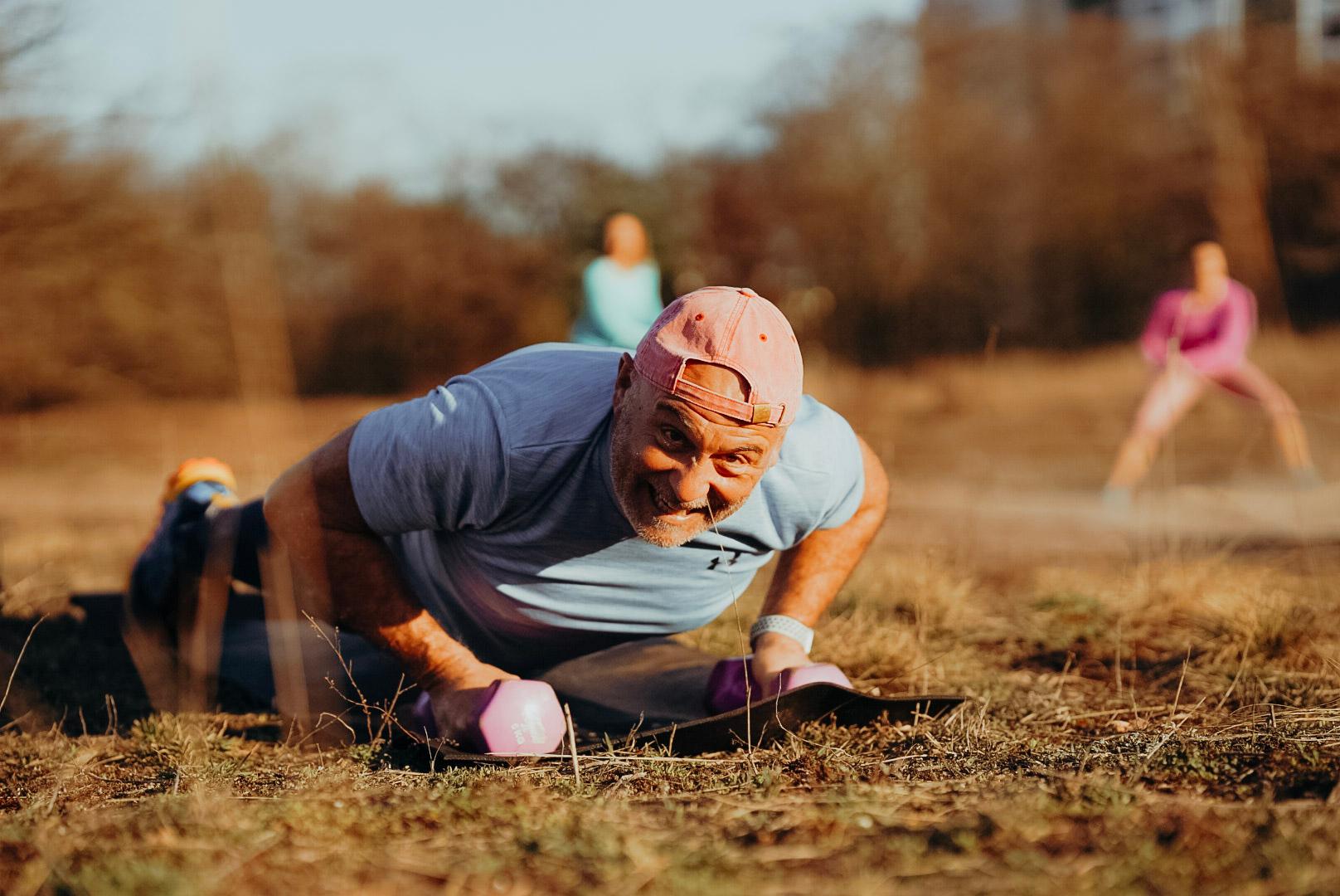 Mann hat Spaß am Outdoor Training