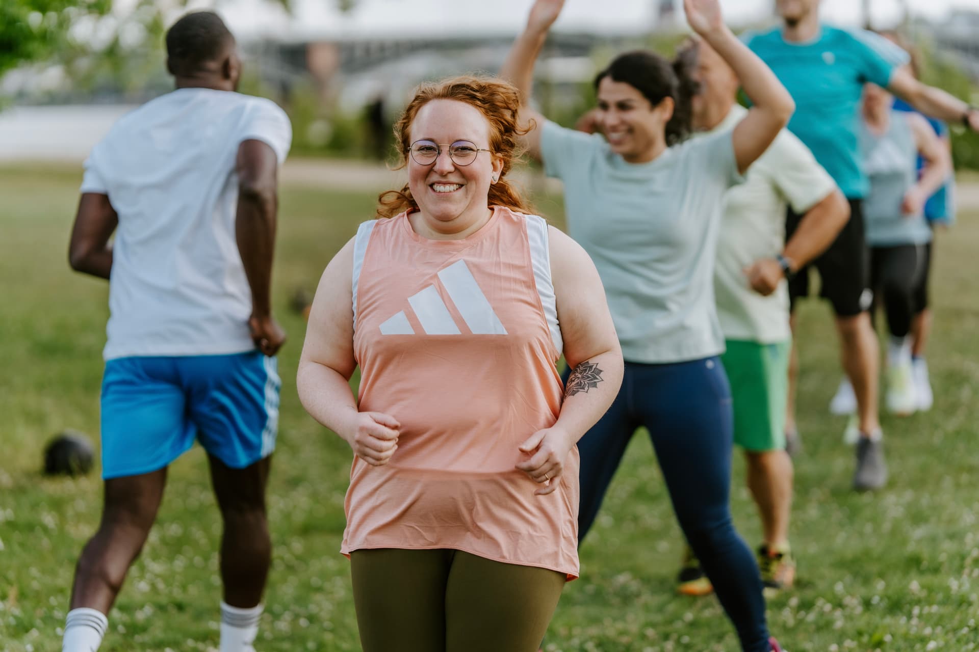 Lachende Booties beim Outdoor Fitness