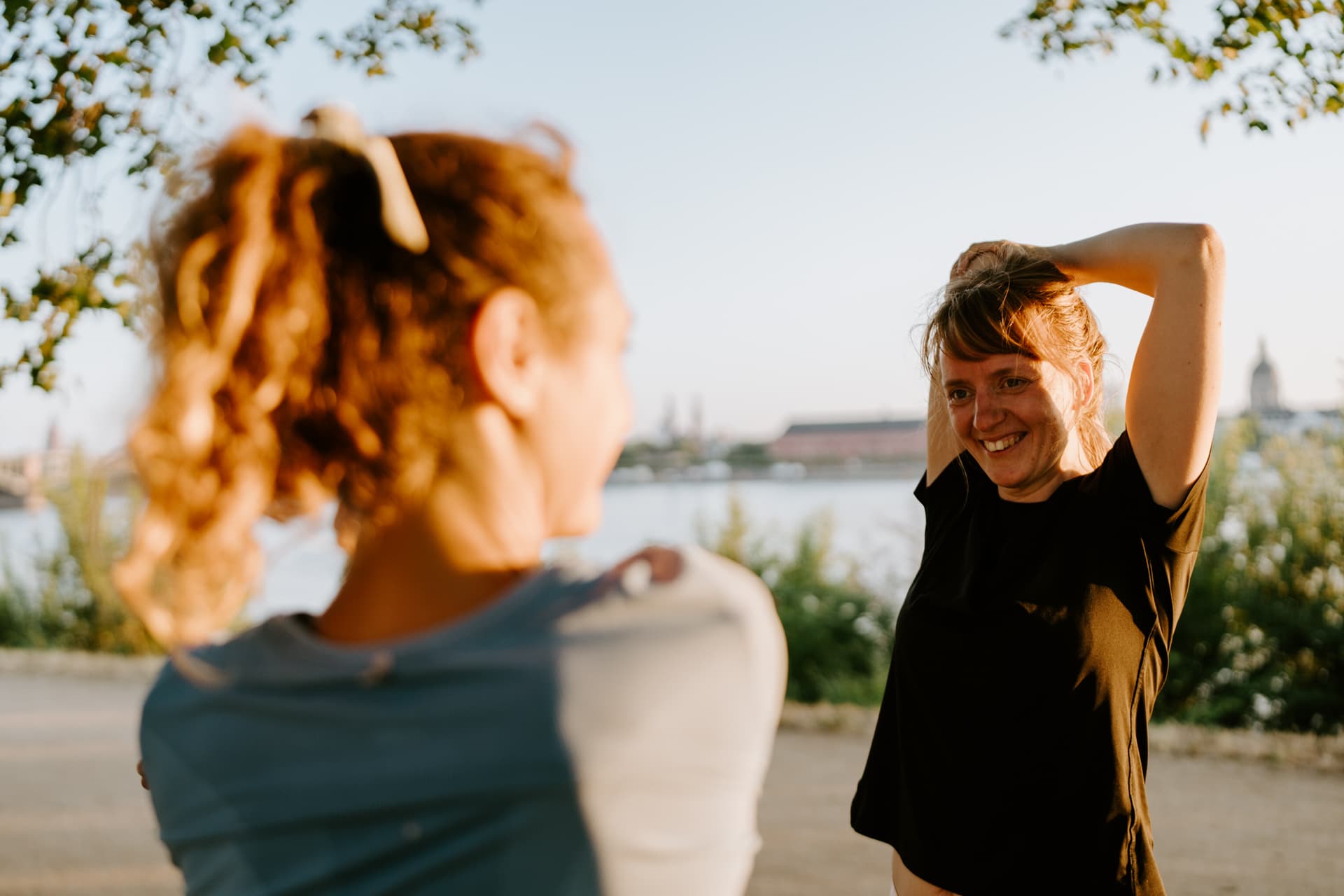 Gemeinsames Dehnen im Bootcamp