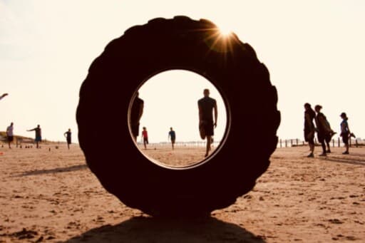 Sportgruppe fotografiert im Sonnenuntergang an der Nordsee