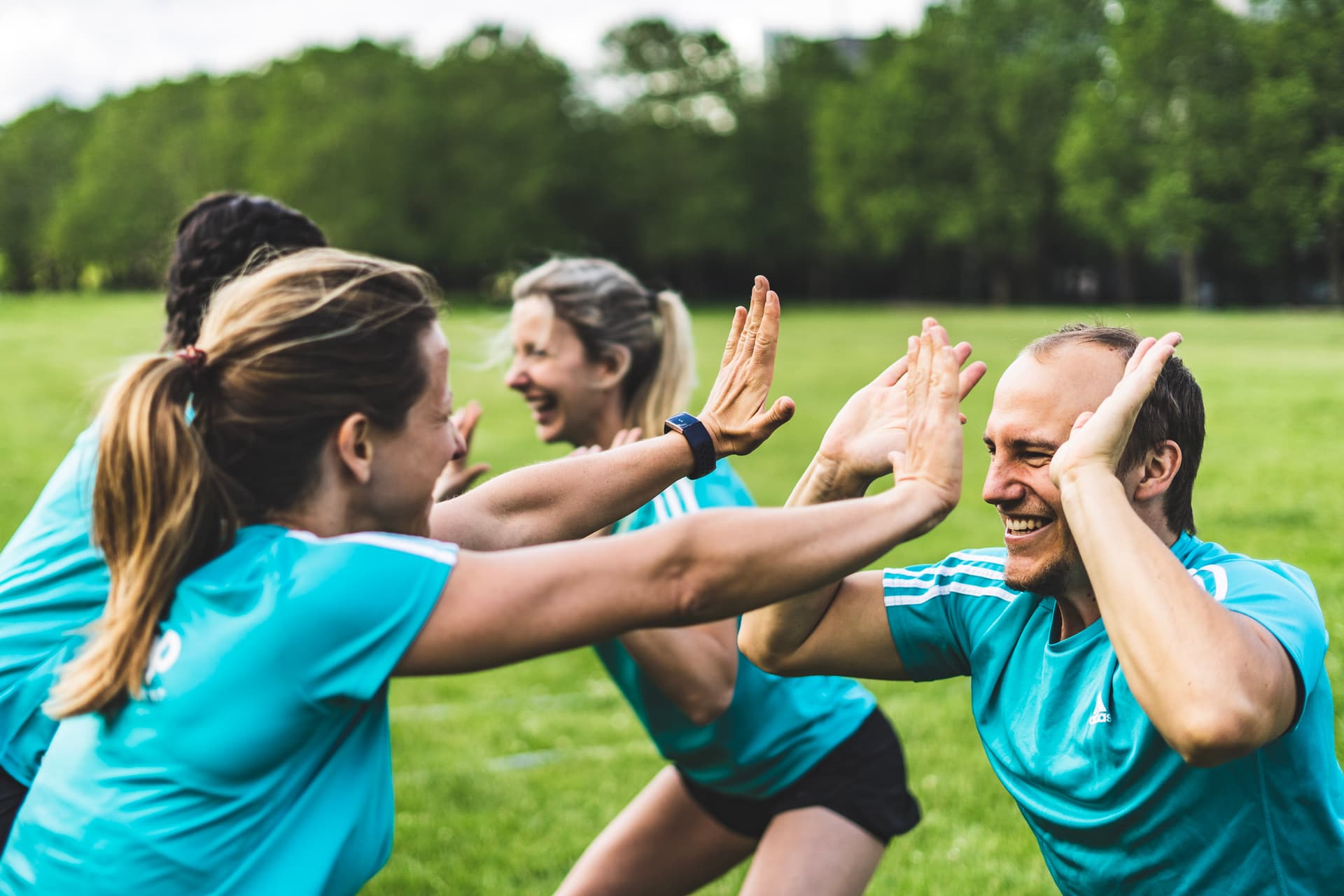 Eine Gruppe Trainer machen eine Gruppenübung in den Original Bootcamp Shirts