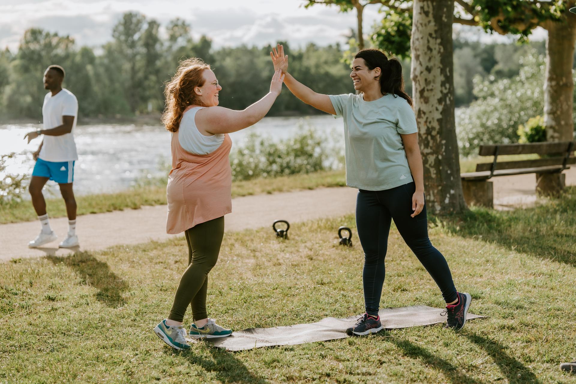 Strahlende Teilnehmende beim Outdoor Fitness Bootcamp in Leipzig