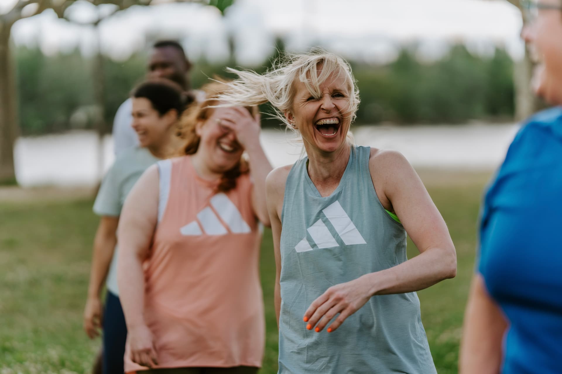 Teilnehmer haben Spaß beim Outdoor Training