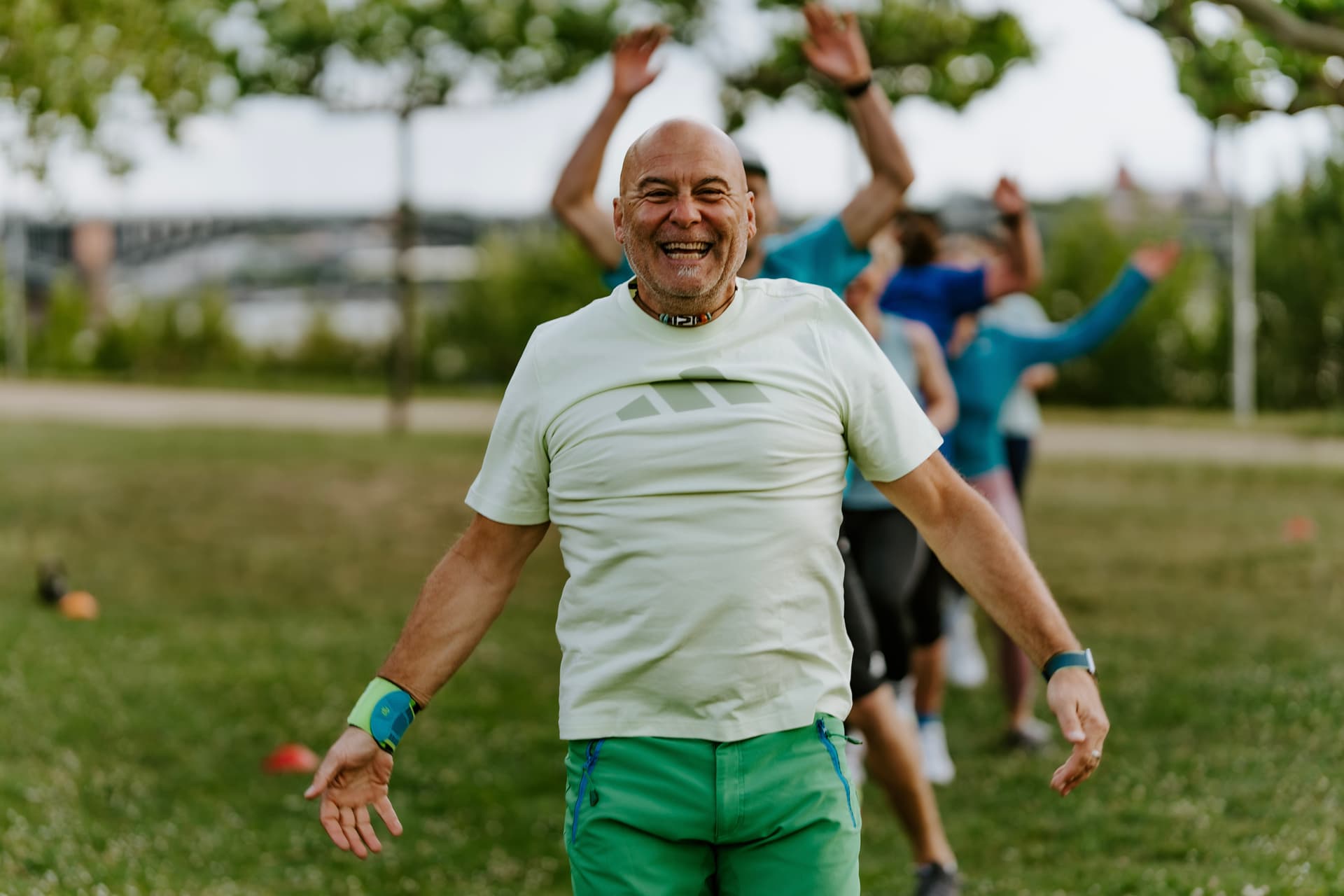 Mann hat Spaß beim Outdoor Fitness.