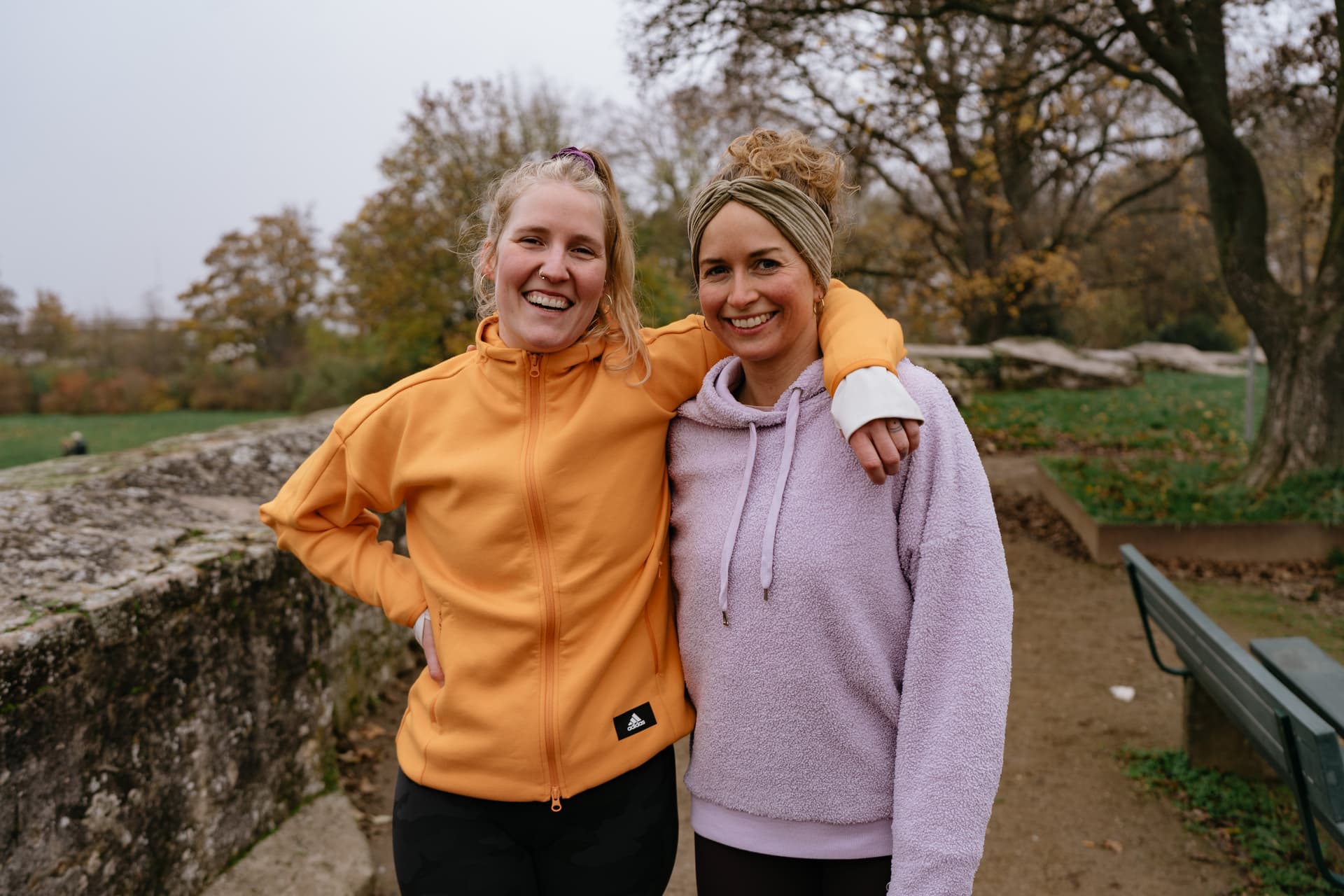 Gruppe von Outdoor Bootcamp-Teilnehmern feiert gemeinsam nach einem intensiven Training in City, Location. Teamspirit und Motivation beim Sport an der frischen Luft.