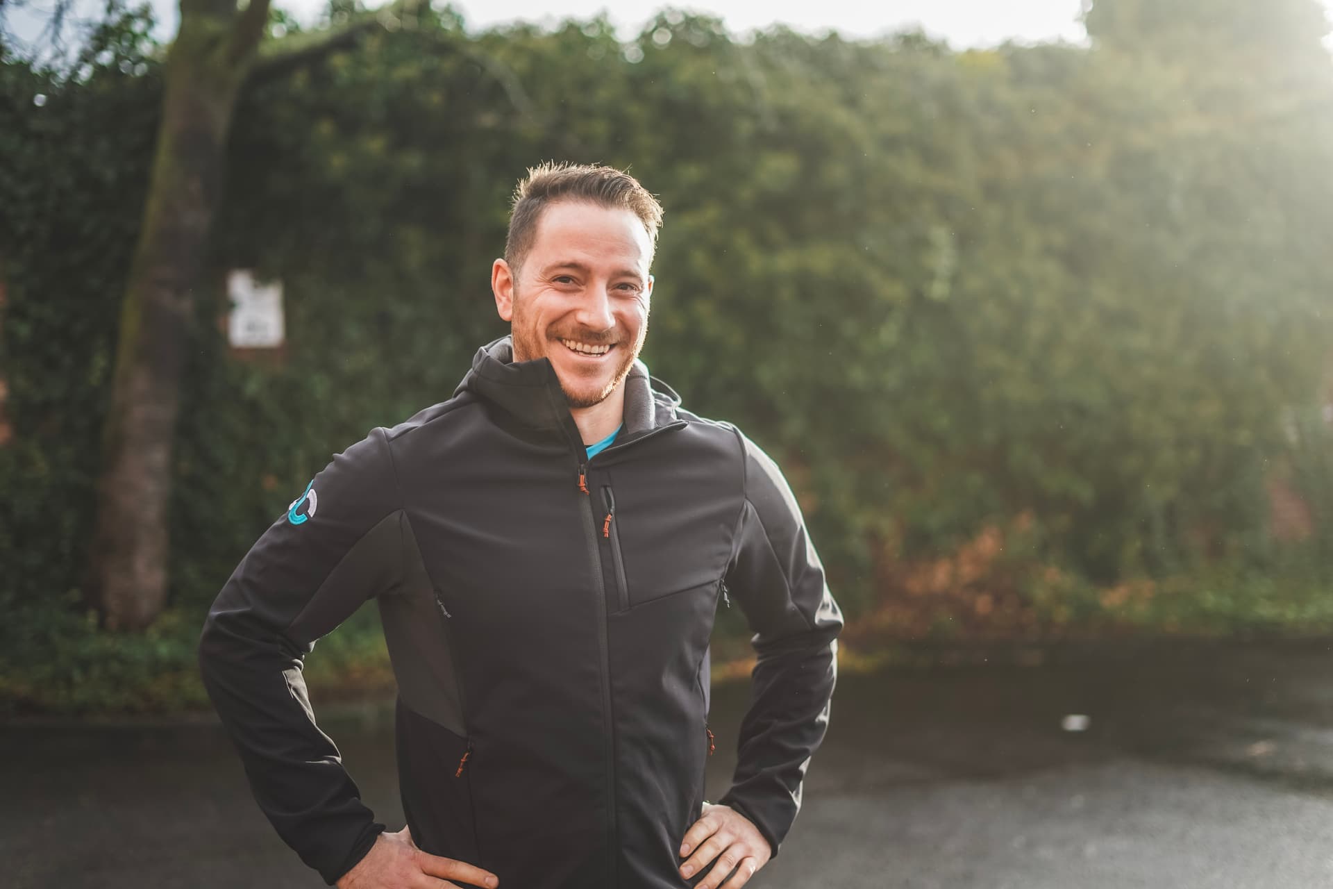 Fitness Trainer im blauen Shirt