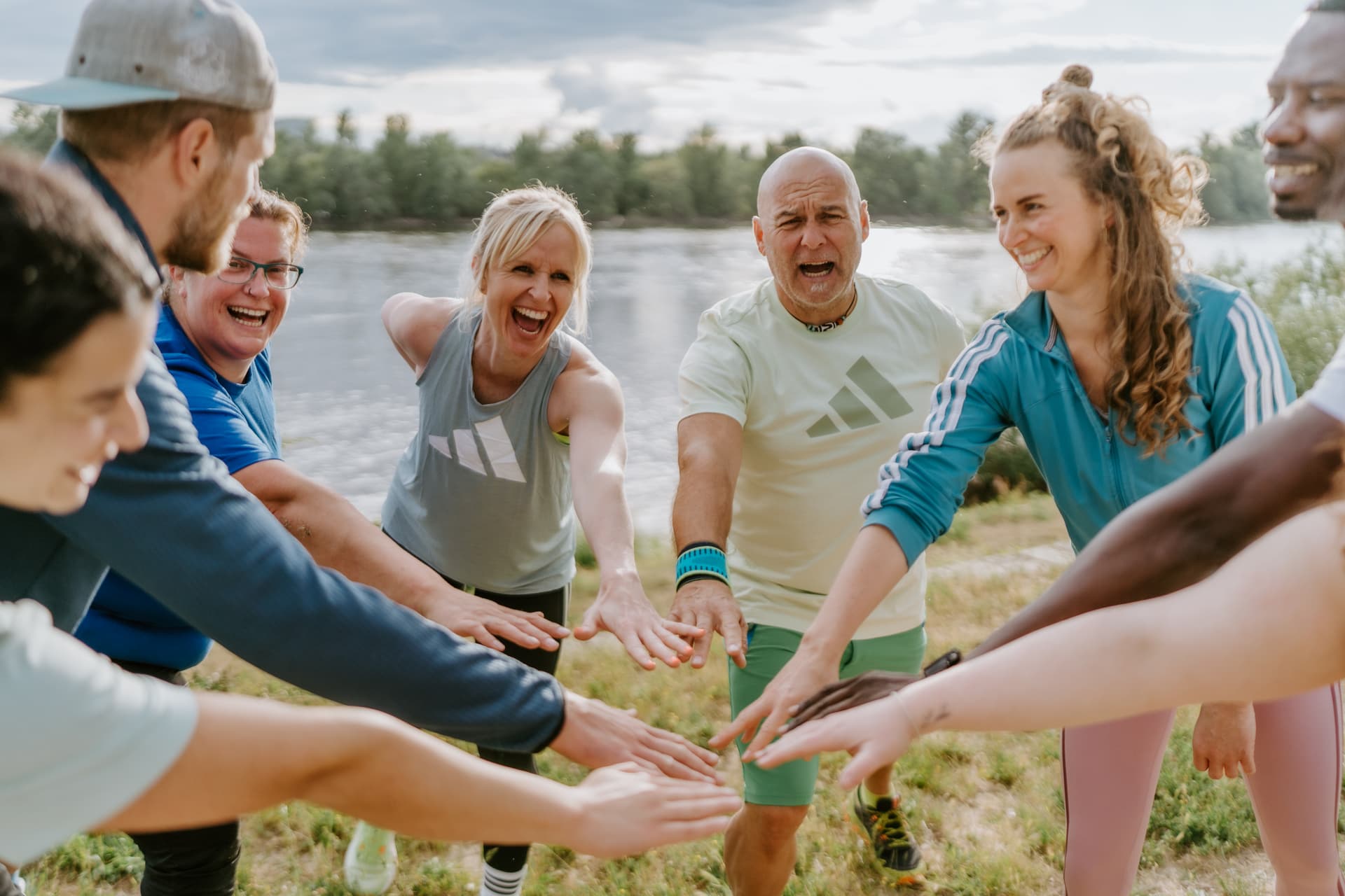 utdoor Fitness Bootcamp im Sommer in Deutschland – effektives Gruppentraining im Park für mehr Fitness, Motivation und Ergebnisse an der frischen Luft